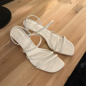 Klackskor - Vita klackskor använda en kväll,