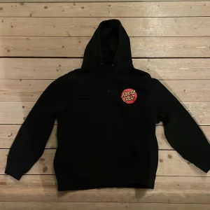Santa Cruz Skateboards Hoodie - Svart Santa Cruz hoodie som ny, nästan aldrig använd, storlek S, kan mötas i Malmö