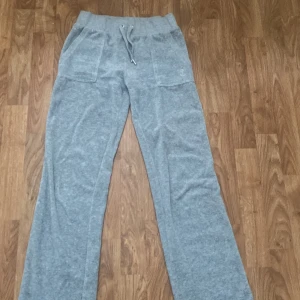 Juicy conture  - Säljer mina jucy conture byxor på grund utav att det var ett hål i dom när jag köpte dom, det är jätte lätt att sy själv jag är bara för lat:)  Inte alls gammal , använda ett få tal gånger innan jag såg hålet 