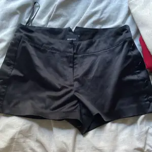 Säljer mina festliga shorts från Gina då jag inte använder dem! Super fina och knappt använda. Säljer för 125kr+ frakt (pris kan diskuteras) de är från Gina tricot och är i storlek 34 och passar mig som är Xs/S