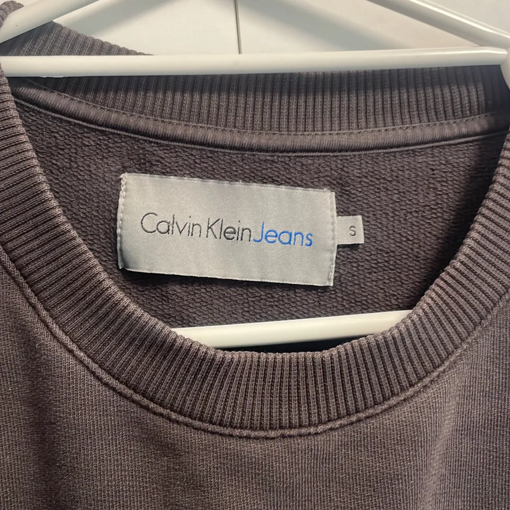 En mörk grå Calvin klein sweatshirt i väldigt bra skick, trycket är kvar och den är äkta.. Tröjor & Koftor.
