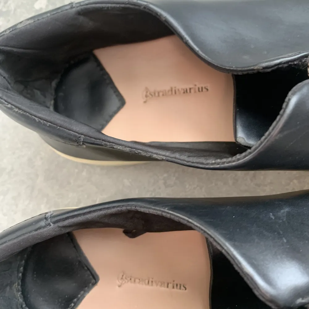 Skor i storlek 38. Sulorna är lite missfärgade men annars väldigt fina skor  Blixtlåset kan antingen vara öppet eller stängt. Skor.