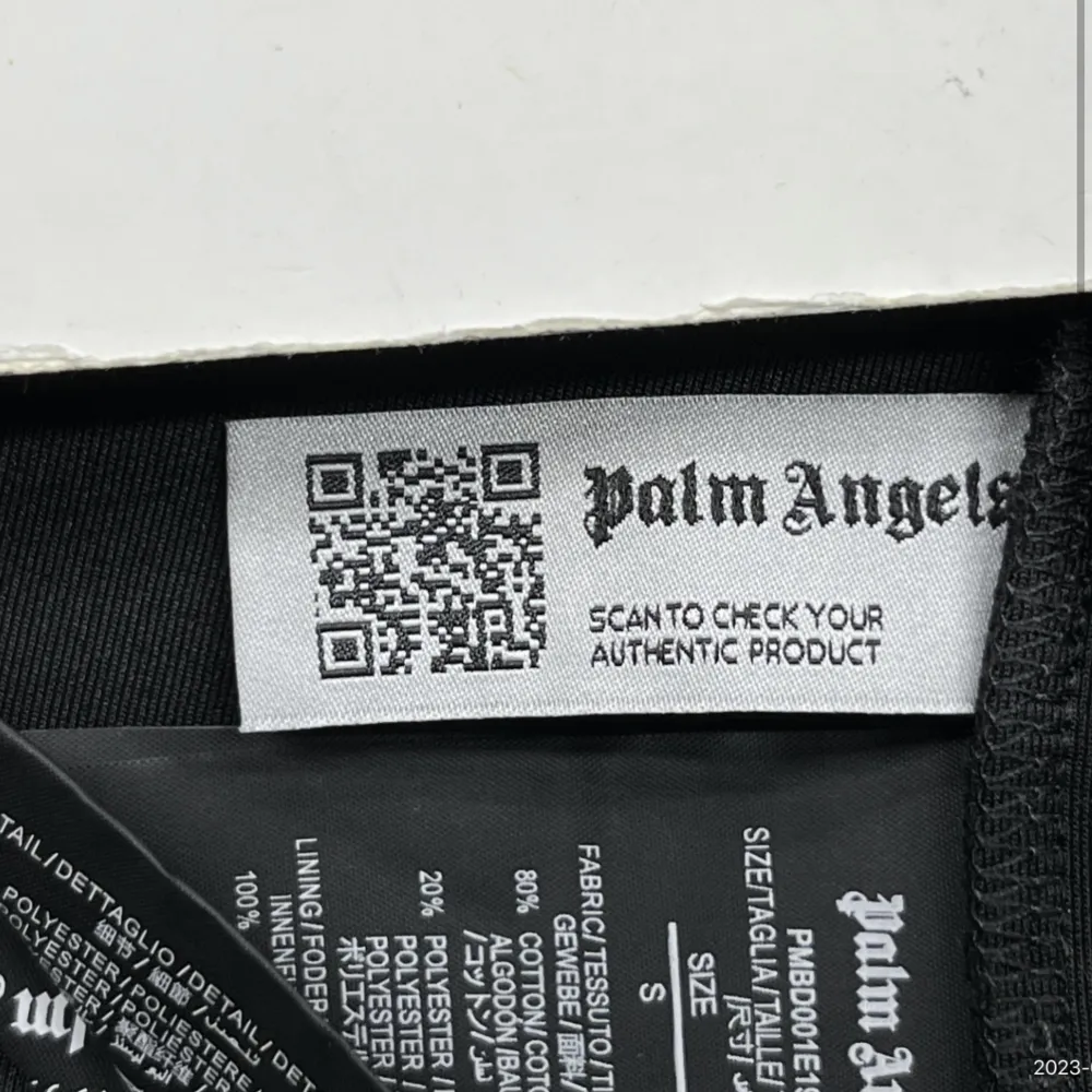 Säljer min Palm angels dress som inte har kommit till användning. Dressen är ny och oanvänd, tagsen medföljer. . Hoodies.