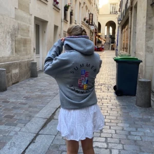 Zip upp från berenice - Så snygg zip upp tröja från Berenice Paris. Köpt i Paris förra sommaren, använd Max 5 ggr. Köpt för 800kr. Storlek M, jag är en Xs/S för referens (bilderna är mina egna)