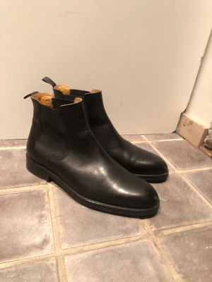Brittiska Chelsea boots - Hand gjorda brittiska chelsea boots från märket bow-tie. Cond 9/10.  Pris går att diskutera. 