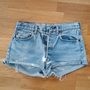 Levis 501 jeans shorts  - Hög midja. Osäker vilken storlek men passar bra på mig med ca 69 cm midjemått. 