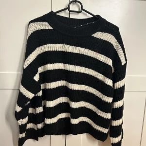 Randig stickad tröja!  - Randig stickad tröja från JDY i storlek S🥰 inte mycket använd så fortfarande i nyskick!!
