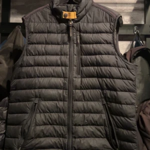 Parajumper väst - Säljer nu en parajumper väst då den ej används, köptes på careofcarl i vintras men har blivit förliten för mig, västen är i väldigt bra skick inga hål eller något sånt! Strl small