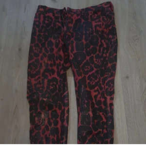 Skinnbyxor - Säljer dessa as coola byxor som ger lite 80 tals punk vibe🙏 köpt second hand men jag har aldrig använt de💕 kontakta innan köp!