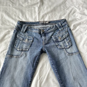 Lågmidjade bootcut jeans  - Vintage från MNGjeans 💕lågmidjade o bootcut, såå coola!! Midja: 80cm innerben: 81cm 