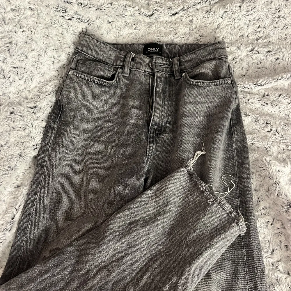Säljer dessa skit snygga jeansen som är raka i modellen. Knappt använda, bra skick . Jeans & Byxor.