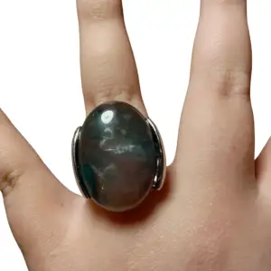 Unik ring som har lite gröna färgfläckar som går att skrapa bort! Vet ej ifall den är nickelfri eller ej! 