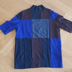 Cos jumper EUR S  - I perfekt skick och urspringlig dust bag medföljer. Plagget är 100%ull och ska tvättas i 30 grader eller för hand. 