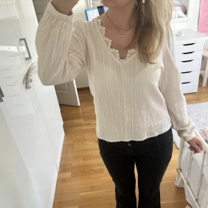 Vit blus!! - Super söt cremevit blus från VILA!! Kommer inte till användning längre, som ny i skick❤️‍🔥