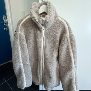 H&M teddyjacka - Säljer denna superfina teddyjacka från H&M som är i jättefint skick! Strl S! 