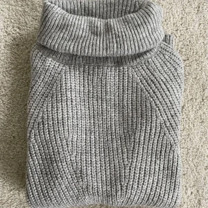 Grå stickad polotröja, strl S - Grå stickad tröja med polokrage från Sincerely Loved i storlek S/36-38. - Frakt: 74kr - TRYCK INTE PÅ KÖP NU