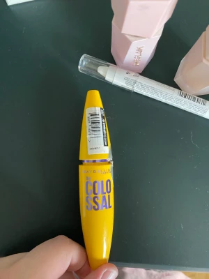 Smink  - Allt har bara används få gånger   Mascara: 70kr  Nyx jumbo: 90kr  Sheglam blus: 50kr  Sheglam brownzer: 50kr Allt tillsammans för:180kr