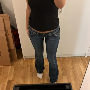 Lee Jeans - Ett par jätte snygga lågmidjade utsvängda jeans ifrån Lee. Säljs då dom är för lågmidjade för min smak tyvärr! Bra längd på mig som är 173cm lång😆😆