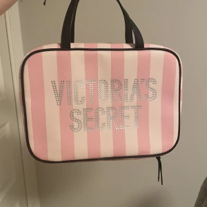Victoria secret reseneccesär - Säljer denna Victoria secret necessär som inte tillverkas längre i denna stil. Jag har använt den 2ggr och den är i bra skick. Priset kan diskuteras privat❤️❤️❤️❤️❤️❤️❤️❤️❤️❤️
