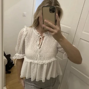 Blus - Superfin blus från zara, första två bilderna lånad men sista egen💕använd 1 gånger, nypris 399kr