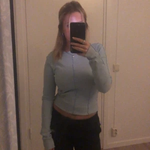 Babyblå topp Gina tricot  - Säljer denna jättefina topp från Gina då den inte kommer till användning💙💙köpte nypris för 300