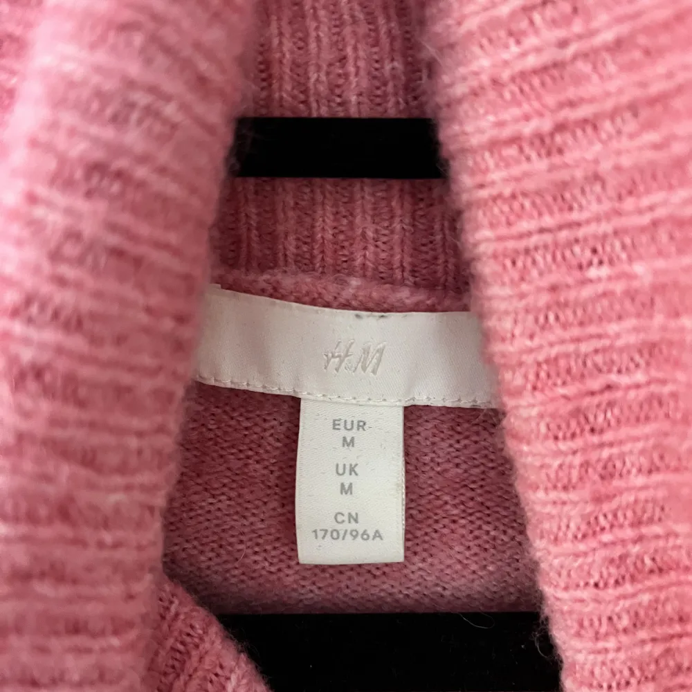 Säljer denna fina rosa stickade tröja i polo modell, inga defekter. Knappt använd. Från HM. Stickat.