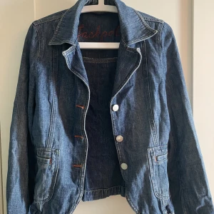 70-tal jeansjacka  - Mörkblå jeansjacka med 70-talls stuk. Använd men är i bra skick. 100% Cotton. 