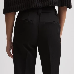 Nakd Kostymbyxor Twill 🤍 - Superfina kostymbyxor från Nakd i modellen Twill, de är ribbade och sitter sjukt snyggt midwaist! Liknar Djerf Avenues kostymbyxor skulle jag säga 🌟 I fint skick!  Storlek 34 och jag är 170 cm lång! Nypris: 599 kronor