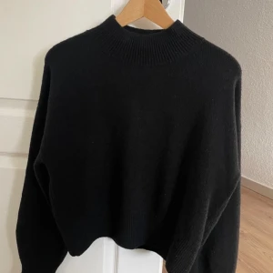 Tjocktröja  - En svart tjocktröja från other stories. Säljer då jag har en liknande💕
