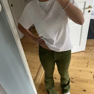 Låigjade jeans  - Lågmidjade gröna Manchester jeans med slitsar köpta på Plick. Midjemått rakt över: 38 innerbensläng: 80