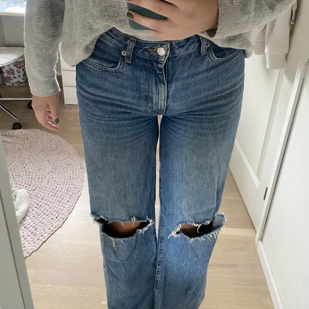 Vida jeans i modellen Boulevard från Lager 157 med hål på knäna.. Jeans & Byxor.