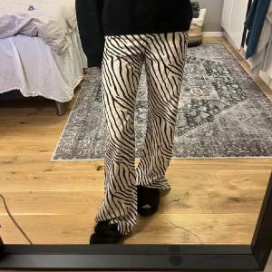 Populära zebra byxor från hm. Superbra skick och jättefina!