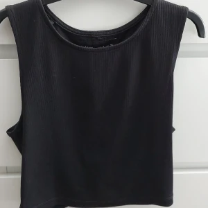 Svart linne - Svart linne, lite öppen i ryggen, nyskick