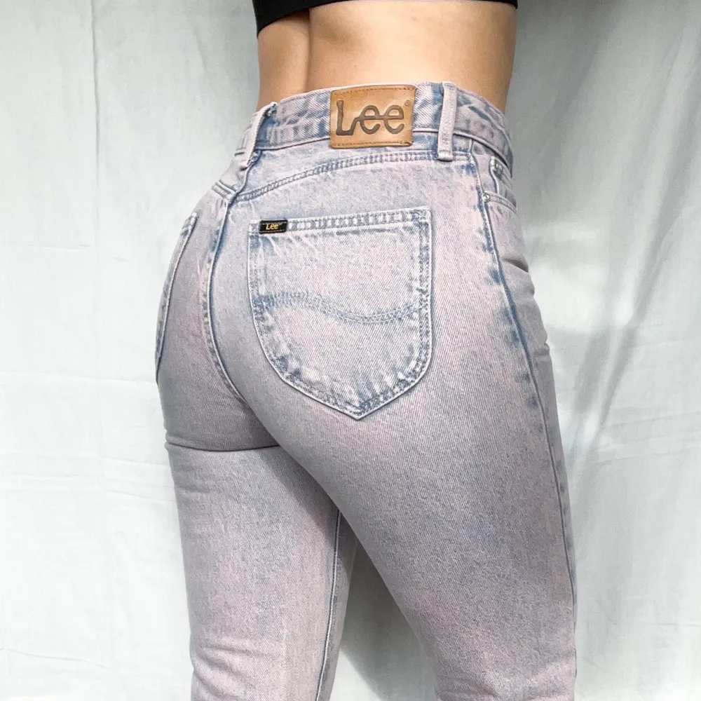 Stentvättade jeans från Lee i strl w27/l31 i stilen ”mom straight”, sitter fint på mig med strl 36/38 i byxor. Så så snygga!!. Jeans & Byxor.