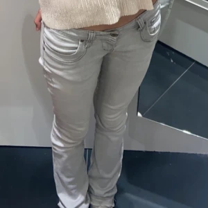 Intressekoll - checkar bara intresset för mina grå ltb jeans💕 de är lite urtvättade och är uppsprättade där nere men inget mer än de💕