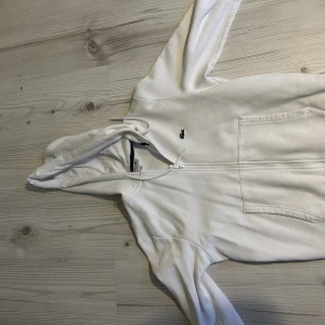 Lacoste kofta storlek small - En lacoste kofta i storlek small, nypris på 1600 kronor men säljs endast för 800 men priset kan diskuteras.