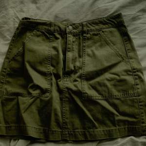 Mycket fin militär grön jeanskjol i strl 40, har tyvärr en liten defekt på backre ficka