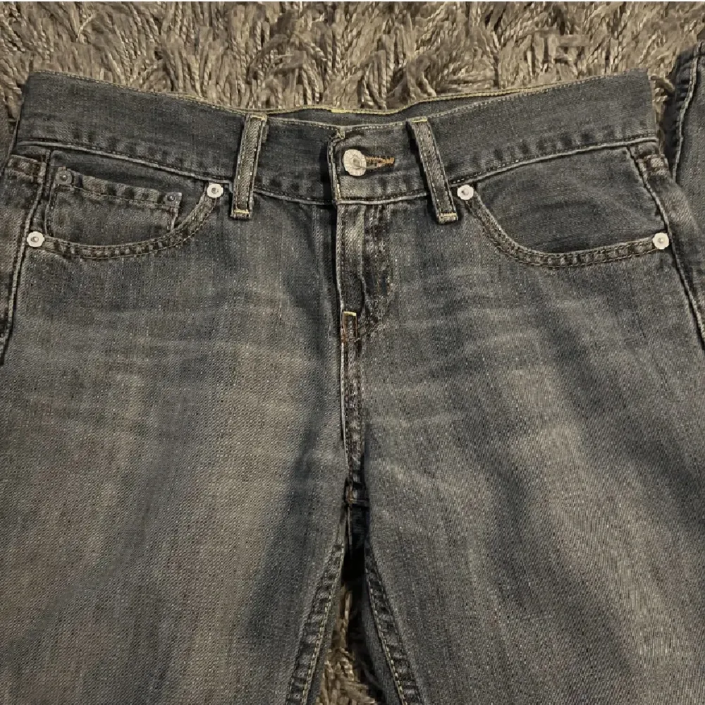 Lågmidjade Levis jeans😍🙏🏼 Säljer då de ej kommer till användning pga tkr ej de passar mig 💕 är cirka 167. Jeans & Byxor.