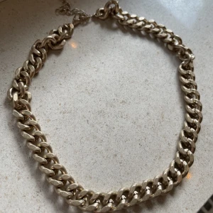 Halsband  - Grövre kedja i mattare guldfärg