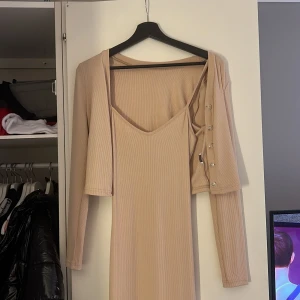Klänning med kofta - Jättefin beige lång klänning med en kofta. Jätte skönt material 