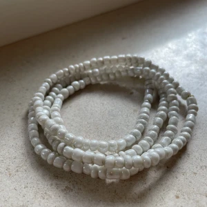 Armband  - Flera vita enkla armband. 