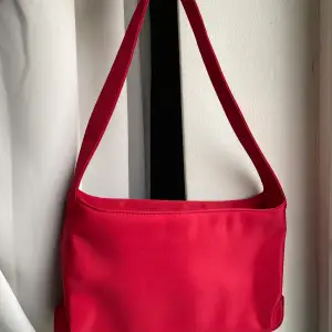 Röd väska ifrån Åhléns, snygg och rymlig och perfekt att ha till vardag som fest❣️