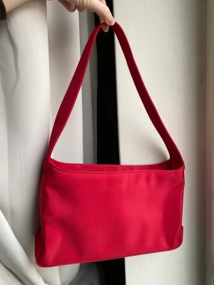 Röd väska - Röd väska ifrån Åhléns, snygg och rymlig och perfekt att ha till vardag som fest❣️