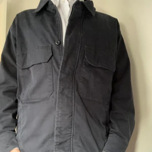 Overshirt - Säljer nu en riktigt fin Overshirt, Den är i väldigt bra skick utan defekter. Sitter som storlek S. Skriv vid frågor eller funderingar!