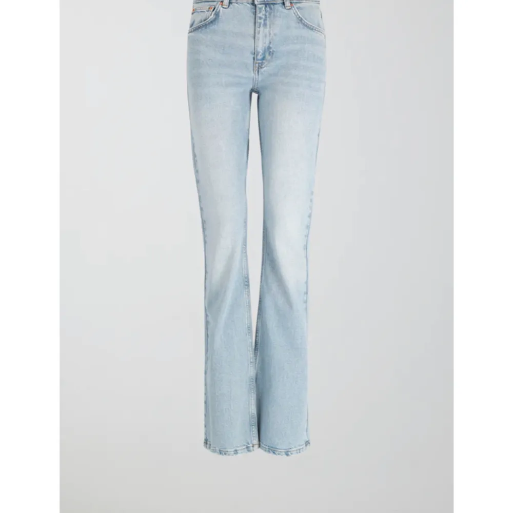 Jättefina ljuseblå bootcut jeans. Säljer är att dom är för små för mig 💙. Jeans & Byxor.