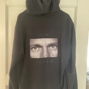 Limitato - En unik zip hoodie från limitato med ett tryck på Steve Mcquen. Tröjan är i storlek XL men passar L. Jag själv har storlek L. Ny pris 5000kr+ (finns inte längre att få tag på). Tröjan är i otroligt bra skick då den inte kommit till användning.