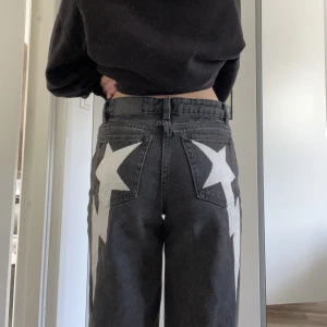 Jeans me tryck - Intresse koll på mina svarta baggy jeans me tryck.   Trycket är gjort med textilfärg och  kommer måla i det mer om dom säljes.  Tvättas ej i tvättmaskin eftersom att trycket är känsligt så tvättas för hand.      Dom är i storlek 24 från monki!