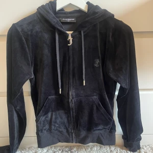 Svart juicy hoodie - Min svarta juicy zip hoodie som tyvärr har blivit förliten. Den är verkligen inte använd mycket Max 2-3 gånger.