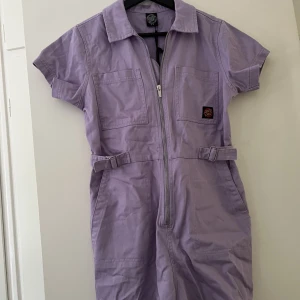 Santa Cruz - En as snygg playsuite från Santa Cruz. Tyvärr för liten för mig så denne aldrig använd och lappen sitter kvar. Skulle säga att den passar 34/36 i storlek.