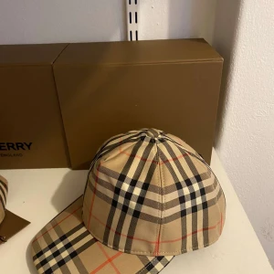 Burberry keps - Ny med box